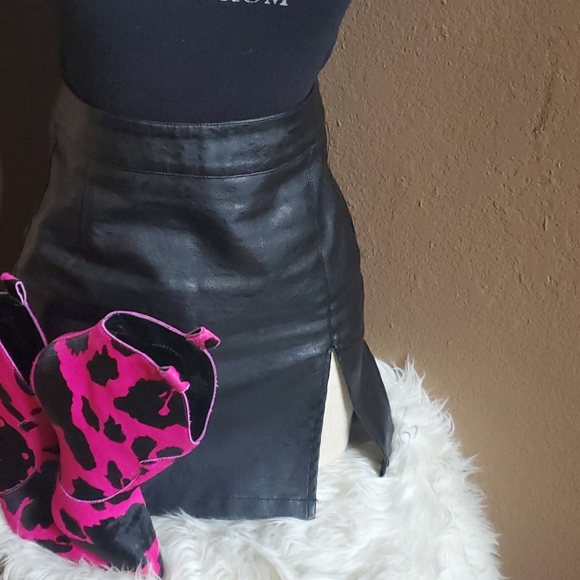 Pleather mini skirt with side slit - Picture 2 of 5